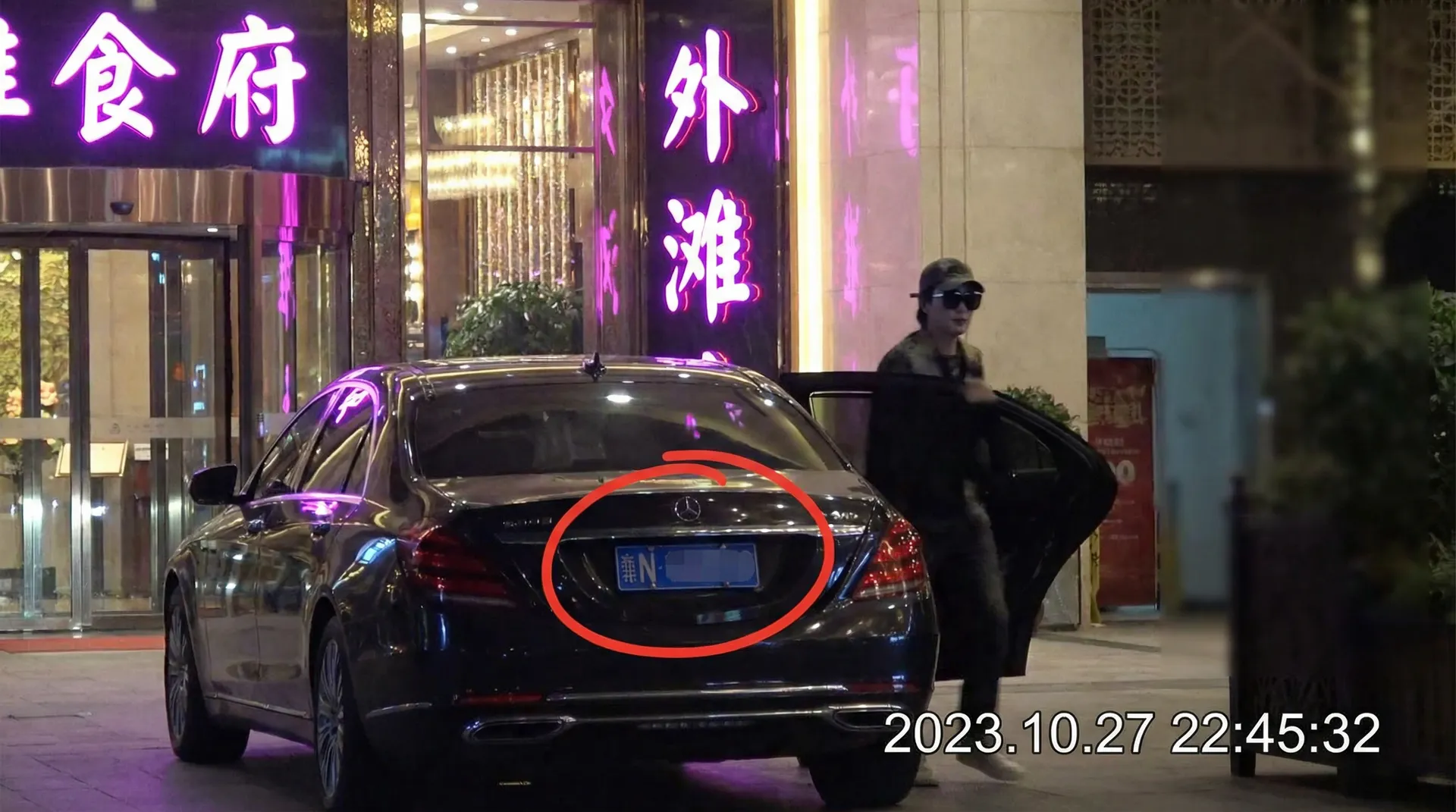 色虎视频-正版高清成人视频|极速播放|永久免费 - 豪车餐厅外被拍
